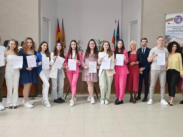 11 зрелостници от ПЕГ „Никола Й. Вапцаров“ получиха Немски езикови дипломи