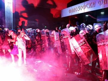 Жандармерията атакува с шокови гранати и сълзотворен газ протестиращи в Нови Сад