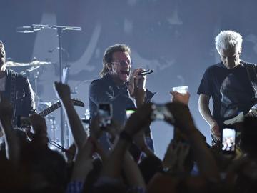 U2 празнува 50 години с таен концерт в родната си гимназия в Дъблин
