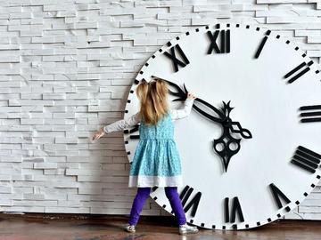 Местим стрелките на часовника към лятното часово време