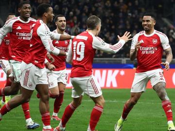 Перфектният Арсенал превзе и "Сан Сиро", за да продължи без грешка в Шампионска лига