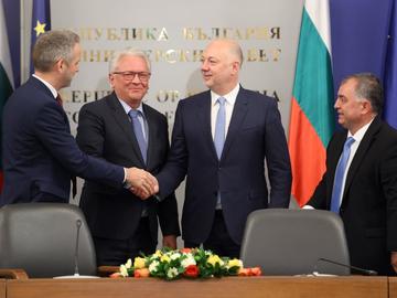 България и "Райнметал" подписаха договора за завода за барут и боеприпаси за близо 1 млрд.
