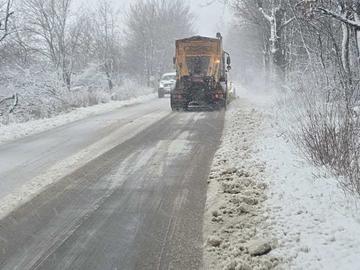 Сняг вали на проходите Петрохан и Витиня, пътните настилки на места са заледени