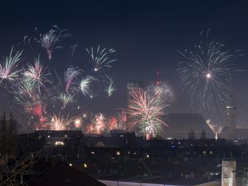 Беше като на война: Срутена църква и убити от фойерверки в Нидерландия