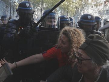 181 задържани на 700 протеста срещу намаляване на социалните разходи във Франция