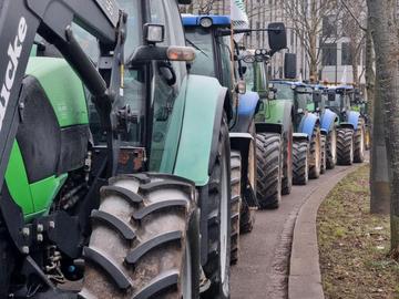 Протестиращите сръбски фермери засилват блокадите на пътища