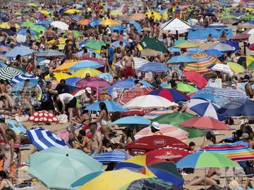 Жители на испанския град Малага излязоха на протест срещу масовия туризъм