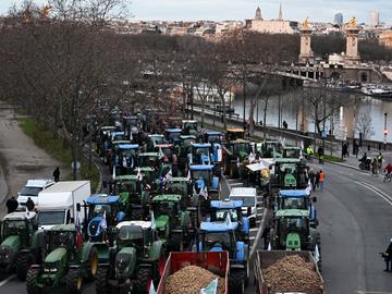 Трактори окупираха "Шанз-Елизе"