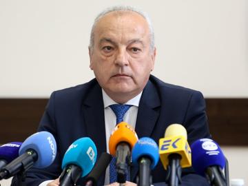 Властта слага таван на чиновническите заплати, предлага замразяване на депутатските