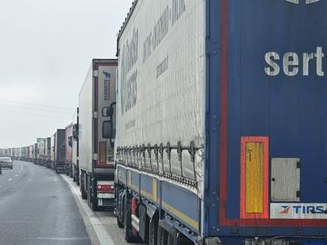 20-километрова колона от камиони задръсти магистрала "Марица"