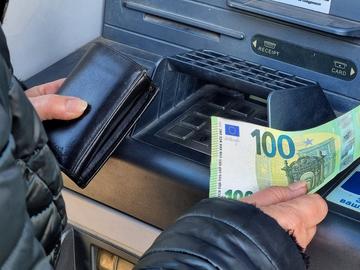 Първото евро от български банкомат е изтеглено само 20 секунди след полунощ