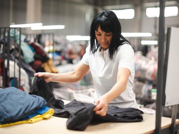 Каква е ролята на операторите по сортиране в текстилната индустрия?