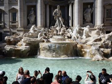 Достъпът до емблематичния фонтан ди Треви става платен