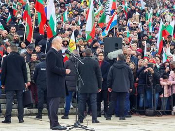 Трети март е нашият национален идеал за свободна, обединена и европейска България, заяви Румен Радев на връх Шипка