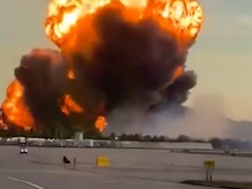 Самолет излетя в САЩ с пламъци на крилото, разби се и предизвика пожар