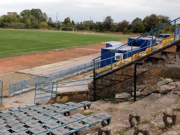 Събарят спешно трибуните на стадион „Панайот Волов“