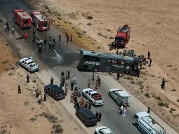 Два автобуса се удариха в пустинен район, 35 души загинаха