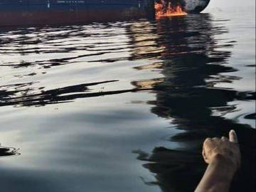 Петролен танкер бе поразен при опит за преминаване през Ормузкия проток