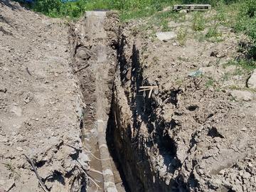 По канализацията зад бензиностанция "Кастрол" все още се работи