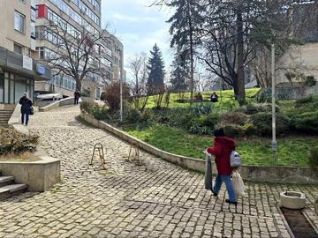 Изграждат две подпорни стени за укрепване на рисков участък в центъра на Шумен