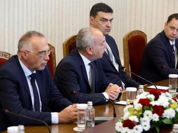 "Прогресивна България" влезе без Румен Радев на консултации при президента