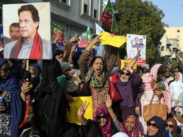 Подкрепяните от Имран Хан независими кандидати водят на парламентарните избори в Пакистан, стана ясно след края на преброяването