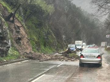 Огромна скала се откъсна и затвори пътя между Белица и Загражден