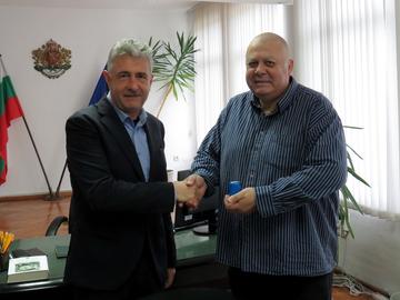 Областният управител Добромир Добрев връчи печата на председателя на РИК-Шумен