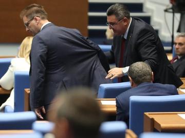 Парламентът отложи либерализацията на тока за бита