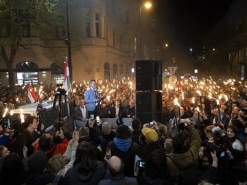 Бивш министерски съпруг поведе хиляден протест срещу Орбан