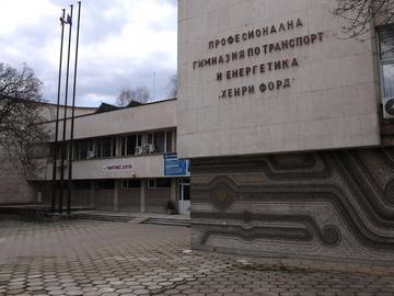 Ученик падна от четвъртия етаж на гимназия "Хенри Форд" в София