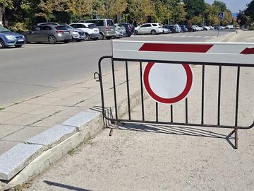 Спират движението за автомобили пред сградите на Общината и Библиотеката
