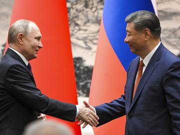 Си и Путин обсъждат войната и горивата на четири очи и чаша чай