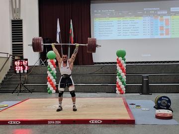 Карлос Насар постави три световни рекорда на Държавното първенство по вдигане на тежести в Русе, въпреки че те няма да бъде признати