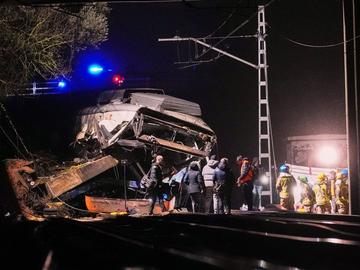 Втора катастрофа само за 2 дни: Подпорна стена се срути върху влак в Барселона