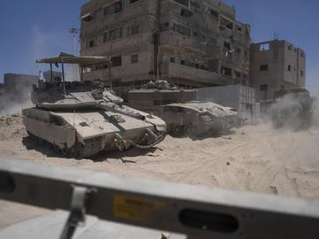 Израел бомбардира централната част на Газа, докато танковете навлизат по-дълбоко в Рафах