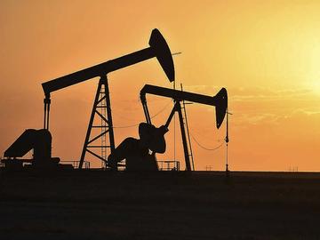 Петролът поевтиня след прогнози за ръст на запасите и спад на търсенето