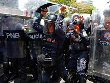 "Народът ще стигне до Мирафлорес": Сблъсъци и сълзотворен газ в Каракас