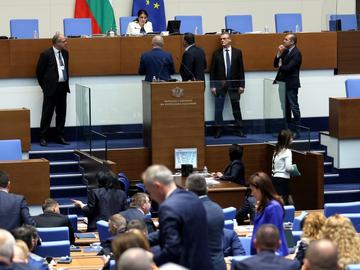 Среднощно заседание на НС заради комисии за "Турски поток" и корупция в митниците