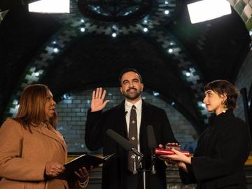 С ръка на корана Зохран Мамдани се закле като кмет на Ню Йорк