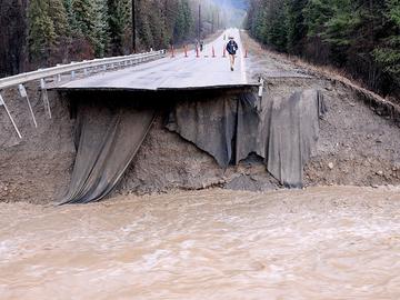 Градове под вода от Орегон до Канада, колите станаха лодки, тече евакуация