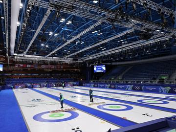 Олимпийските състезания стартираха с токов удар в полупразна зала