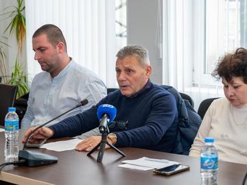 Владимир Герчев /в средата/ заяви, че повечето сигнали за увеличени цени са в сферата на услугите