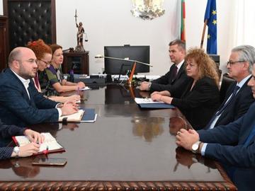 Стъпка срещу имотната мафия: Електронно ще заявяват актове за вписване в Имотния регистър
