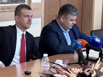 Двама българи са арестувани за трафик на коли и мигранти