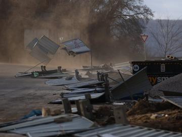 Паднало дърво уби млада майка в автомобил с децата ѝ на пътя за Копитото