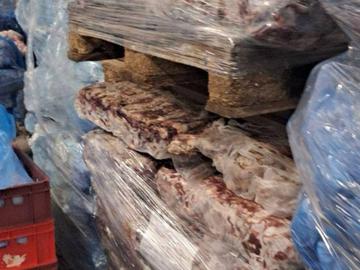 БАБХ откри тонове свински глави и месо в хладилни камери с плесен и ръжда