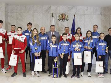 Кметът Христо Христов поздрави и награди за спортни успехи каратисти и борци от Шумен