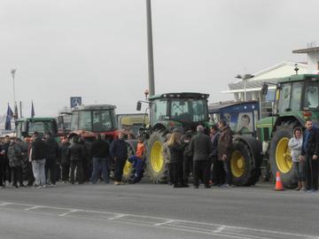 Гръцките фермери блокираха магистрали и граничен пункт