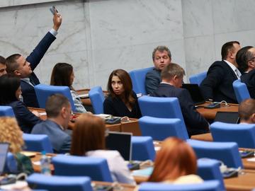 "Има такъв народ" оттегли спорния законопроект за личния живот